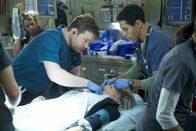 Code Black – Code Black Staffel 2, Folge 5 Die Herztöne werden abgehört: Harry Ford als Dr. Angus Leighton, Noah Gray-Cabey als Dr. Elliot Dixon. Copyright: SRF/2016 ABC Studios