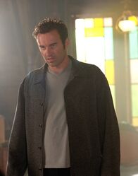 Charmed - Zauberhafte Hexen – Barbas bringt Cole (Julian McMahon) dazu, Unschuldige anzugreifen in dem sicheren Glauben, dass es sich dabei um Dämonen handelt ...