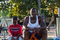 Moonlight – Der Drogendealer Juan (Mahershala Ali, rechts) ist für Chiron (Alex Hibbert) ein echter Ersatzvater, der dem schmächtigen Jungen Halt und Schutz bietet.