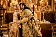 Wolf Hall – Entgegen ihrer Erwartungen küsst Henry VIII. (Damian Lewis) Anna von Kleve (Danna Herfurth) nur auf die Wange.