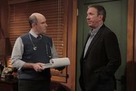 Last Man Standing – Mike (Tim Allen, r.) regt sich so sehr über die neue Frau seines Vaters auf, dass sein Blutdruck deutlich steigt. Er befürchtet, dass er beim Gesundheitscheck in der Firma bei Dr. Harrison (Michale Merton, l.) Probleme bekommt ...