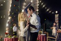 All Yours – (v.l.n.r.) Quinn (Kiefer O'Reilly); Cass (Nicollette Sheridan); Matthew (Dan Payne); Emma (Genea Charpentier)