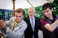 Sturm der Liebe – Alfons (Sepp Schauer, M.) ist nicht begeistert, dass der Rom-Venedig-Streit weitere Kreise zieht und auch Leo (Aurel Klug, l.) und Elias (Orlando Lenzen, r.) Bescheid wissen.