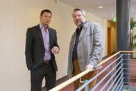 Die Rosenheim-Cops – Stadler (Dieter Fischer, r.) und Hansen (Igor Jeftic, l.) ermitteln, nachdem der Schachprofi Victor Malkin nach einem Turnier ermordet aufgefunden wurde.