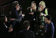 Criminal Minds – Noch ahnen Lewis (Aisha Tyler, l.), Reid (Matthew Gray Gubler, 2.v.l.), Prentiss (Paget Brewster, 3.v.l.), Rossi (Joe Mantegna, M.), JJ (AJ Cook, 3.v.r.), Garcia (Kirsten Vangsness, 2.v.r.) und Luke (Adam Rodriguez, r.) nicht, dass sie bald in einem neuen Fall ermitteln müssen.