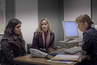 Mit geradem Rücken – Als die Hotelangestellte Hella Wiegand (Ann Kathrin Kramer, M.) zufällig beobachtet, wie ihre Kollegin Shirin (Pegah Ferydoni, l.) von einem Vorgesetzten sexuell belästigt wird, überredet sie diese, Anzeige zu erstatten. Mit weitreichenden Folgen ...