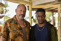 Death in Paradise – Während der Ermittlungen gerät die Familie des Opfers ins Visier der Polizei. Steckt sie möglicherweise hinter dem Anschlag? Von links: Damon Clarke (Mark Holden) und Karlus Brice (Stephen Odubola)