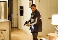 Elementary – Rückblick: Auch Det. Marcus Bell (Jon Michael Hill) gehörte zu den Ermittlern, die die Leiche der jungen krebskranken Frau damals in ihrer Wohnung fanden ...
