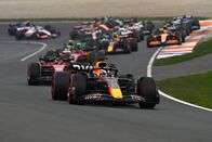Formel 1: Großer Preis von Mexiko – Max Verstappen aus den Niederlanden, der den (1) Oracle Red Bull Racing RB18 fährt, führt Charles Leclerc aus Monaco mit dem (16) Ferrari F1-75 und dem Rest des Feldes in Runde eins während des F1 Grand Prix der Niederlande auf dem Circuit Zandvoort an 04. September 2022 in Zandvoort, Niederlande.
