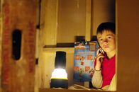 Hostage - Entführt – Tommy Smith (Jimmy Bennett) und seine Schwester werden im Haus als Geiseln gehalten, doch dem cleveren Jungen gelingt es, Kontakt zur Außenwelt aufzunehmen ...