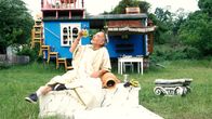 Löwenzahn Classics – Peter (Peter Lustig) hat viel von den Römern gelernt. Verkleidet lässt er sich vor seinem Bauwagen nieder und genießt das "römische Leben".
