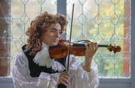 Vivaldi – Antonio Vivaldi (Sokol Prekalori) – herausragender Violinist und begnadeter Komponist. Das Leben des „roten Priesters“ war geprägt von einem kometenhaften Aufstieg zum Star des Barocks und seinem tiefen Fall in die Vergessenheit.