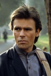 MacGyver – (1. Staffel) - MacGyver (Richard Dean Anderson) ist ein scharfsinniger Wissenschaftler, der es nicht nötig hat, seine Probleme mit den Fäusten oder gar einer Waffe zu lösen.