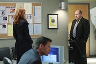 Desperate Housewives – Bree (Marcia Cross, l.) ist auf Chucks Revier und erkundigt sich nach ihm. Detective Murphy (Michael Dempsey, r.) hat interessante Infos für sie ...