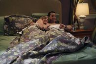 Two and a Half Men – Lyndsey (Courtney Thorne-Smith, l.) sagt Alan (Jon Cryer, r.) dass sie ihn liebt und fragt ob er sie auch liebe. Nach einigem zögern gesteht auch Alan seiner Freundin die Liebe für sie ein. Auf die anschließende Frage nach dem Zusammenleben war Alan allerdings nicht vorbereitet ...