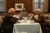 Zum Holocaust-Gedenktag: One Life - Wer ein Leben rettet, rettet die ganze Welt – Nicholas (Anthony Hopkins, l.) trifft sich mit seinem alten Freund Martin Blake (Jonathan Pryce) in einem Londoner Restaurant, wo auch die Prager Vergangenheit zur Sprache kommt.