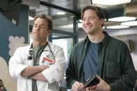 Scrubs - Die Anfänger – (v.li.) John C. McGinley (Dr. Perry Cox), Brendan Frasier (Ben Sullivan).
