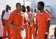 Empire – Lucious (Terrence Howard, l.) bekommt im Knast unangenehme Gesellschaft vom berüchtigten Gangsterboss Frank Gathers (Chris Rock, r.), für den er und Cookie in früheren Zeiten Drogen vertickt haben ...
