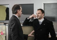 Elementary – Vor dem Polizeigericht erinnert sich Holmes (Jonny Lee Miller, r.) daran, wie er vor Jahren James Dylan (Danny Mastrogiorgio, l.) verhört hat. Dylan war für ihn der Hauptverdächtige in einem Mordfall und deshalb wandte er ein paar unorthodoxe Methoden an ...