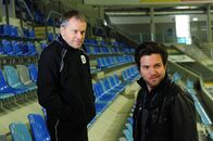 SOKO Stuttgart – Abseits des Geschehens auf dem Eis, befragt Kommissar Jo Stoll (Peter Ketnath, r.) den Trainer des Eishockey-Teams, Jens Kringe (Dirc Simpson, l.). Er hat das Opfer gefunden.