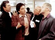Diagnose: Mord – Jack (Scott Baio, 2.v.l.) erkundigt sich vorsichtig bei Big Angie (Michael Champion, r.), welche Medikamente er von Dr. Nash erhalten hat. Angies Bodyguards halten Jack in Schach.