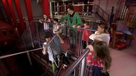 CheXperiment – Checker Tobi (vorne) mit Slackliner Elias Finale und schaulustigen Kindern