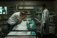 Es geschah am... – Der Schweizer Arzt Urs Schneider findet nach langer Suche die Schweizerin Mireille Brefin. Mit seinem thailändischen Kollegen (Thaddy Spörri) muss er eine schwere Entscheidung treffen, v.li.: Samuel Streiff als Urs Schneider, Magdalena Neuhaus als Mireille Brefin und Thaddy Spörri als thailändischer Arzt. (Nachgestellte Szene)