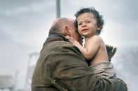 Evolution – Die kleine Eva (Róza Kertész) wird aus dem Lager gerettet.