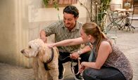 Rote Rosen – Elyas (Mehmet Daloglu) läuft ein Hund zu, der offenbar niemandem gehört. Bella (Alessia Mazzola) verliebt sich sofort den Hund und Elyas beschließt ihn zu behalten.