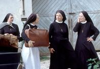 Um Himmels Willen – 15 Uhr im Ersten. Schwester Lotte (Jutta Speidel, 2.v.r.) kommt zurück ins Kloster. Sie wird begrüßt von Schwester Felicitas (Karin Gregorek, r.), Schwester Sophie (Anne Weinknecht, l.) und Schwester Agnes (Emanuela von Frankenberg, 2.v.l.).