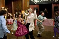 Party Down – Taylor Stiltskin (Allison Scagliotti, M. l.); Constance Carmell (Jane Lynch, M. r.)