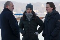 Der Alte – Gemeinsam mit Tom Kupfer (Ludwig Blochberger, r.) und Annabell Lorenz (Stephanie Stumph) bespricht Hauptkommissar Richard Voss (Jan-Gregor Kremp) das weitere Vorgehen im Fall des ermordeten Immobilienentwicklers.