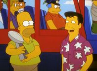 Die Simpsons – Wally (re.) erwischt Homer (li.), wie er den Superbowl mit nach Hause nehmen will.
