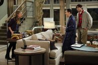 Two and a Half Men – Als Kate (Brooke D'Orsay, l.) unglücklich darüber ist, dass sich keiner für ihre eigenen Entwürfe interessiert, hat Walden (Ashton Kutcher, r.) eine Idee: Alan (Jon Cryer, M.) soll mit Waldens Geld in Kates Modelinie investieren. Doch kann das gutgehen?