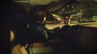 Der Geisternotruf - Paranormal 911 – Mann in einem Auto mit einer Pistole.