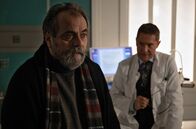 In aller Freundschaft – Dr. Rolf Kaminski (Udo Schenk, re.) hat bei Dieter Habermann (Matthias Brenner, li.) einen bösartigen Tumor in der Blasenwand entdeckt. Um ganz sicher zu gehen, empfiehlt Kaminski eine radikale Zystektomie, eine vollständige Entfernung der Blase. Es ist eine sehr große OP mit einer langen Genesungszeit. Doch die will sich Dieter nicht nehmen, schließlich muss er sich um seine an MS erkrankte Frau kümmern.