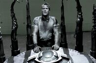Mutant Chronicles – Kann Major Mitch Hunter (Thomas Jane) die Maschine, die aus allen Toten und Sterbenden blutrünstige Mutanten bastelt, vernichten?; Kann Major Mitch Hunter (Thomas Jane) die Maschine, die aus allen Toten und Sterbenden blutrünstige Mutanten bastelt, vernichten?