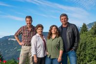 Der Bergdoktor – v.li.: Hans Gruber (Heiko Ruprecht), Lisbeth Gruber (Monika Baumgartner), Lilli Gruber (Ronja Forcher), Martin Gruber (Hans Sigl).