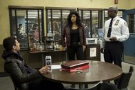 Brooklyn Nine-Nine – Andy Samberg (Jake Peralta), Stephanie Beatriz (Rosa Diaz), André Braugher (Ray Holt).