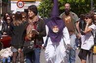 Rituale der Welt – In der Karwoche tut die Stadt Sevilla Buße. Ihre Bürger versammeln sich, um die vorbeiziehenden Pasos anzuschauen und vor den religiösen Szenen, die sie darstellen, zu beten.