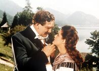Sissi – All ihre Sorgen und Nöte kann Sissi (Romy Schneider, r.) ihrem Vater, Herzog Max von Bayern (Gustav Knuth, l.), anvertrauen ...