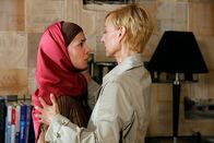 Bloch – ARD/WDR BLOCH: INSCHALLAH, Regie: Thomas Jauch, Autor: Jürgen Werner Uhr im ERSTEN. Bloch hat beide zu einem Gespräch gebeten. Dalia (Aylin Tezel) reagiert ablehnend auf ihre Mutter Daniela (Susanne Lothar, r.)