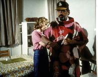 Ein Engel auf Erden – Mark (Victor French, r.) steht Modell für das Kleid, das Peggy (Dianne Hull, l.) für ihre Schwiegermutter näht.