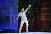 Der ZDF Comedy Sommer – Starker Auftritt: Özcan Cosar ist Gastgeber der siebten Ausgabe vom "ZDF Comedy Sommer" 2024.