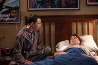 The Big Bang Theory – Um sein Schnarch-Problem in den Griff zu bekommen, will sich Leonard (Johnny Galecki, r.) die Nasenscheidewand operieren lassen. Sheldon (Jim Parsons, l.) ist strikt dagegen, denn schließlich könnte die OP tödlich enden ...