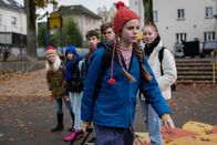Mission Ulja Funk – Ulja Funk (Romy Lou Janinhoff) vor Klassenkamerad:innen auf dem Weg über den Pausenhof