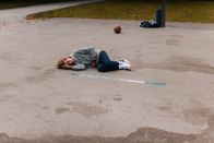 Völlig meschugge?! – Benny (Louis Guillaume) wird von den Gangs um Lennart und Raduan verprügelt.