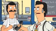Bob's Burgers – Als die Polizei einen zentralen Standpunkt zur Überwachung eines Banküberfalls benötigt, sucht Sgt. Bosco (r.) sich Bob's Burgers aus. Eine aufregende Situation für alle. Als dann Bankräuber Mickey auch noch Burger bestellt, ist Bob (l.) fast glücklich darüber ...