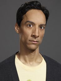Community – (6. Staffel) - Verleiht dem realen Leben einen filmischen Touch: Abed (Danny Pudi) ...