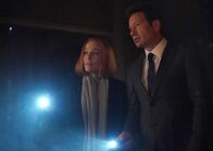 Akte X - Die unheimlichen Fälle des FBI – Als sie die Räumlichkeiten eines Kults betreten, geraten Scully (Gillian Anderson, l.) und Mulder (David Duchovny, r.) in Lebensgefahr ...